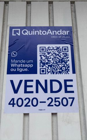 Casa à venda com 110m², 2 quartos e 2 vagas Casa à venda com 110m², 2 quartos e 2 vagasFachada