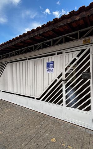 Casa à venda com 110m², 2 quartos e 2 vagas Casa à venda com 110m², 2 quartos e 2 vagasFachada