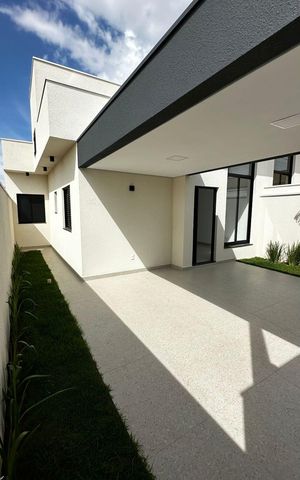 Casa à venda com 102m², 3 quartos e 2 vagas Casa à venda com 102m², 3 quartos e 2 vagasÁrea externa