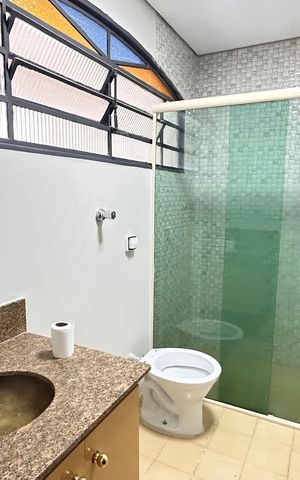 Casa à venda com 250m², 2 quartos e 6 vagas
