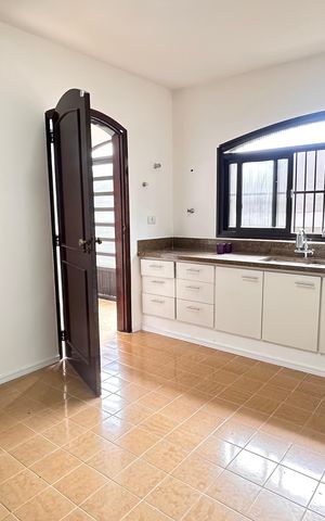Casa à venda com 250m², 2 quartos e 6 vagas