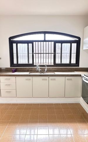 Casa à venda com 250m², 2 quartos e 6 vagas