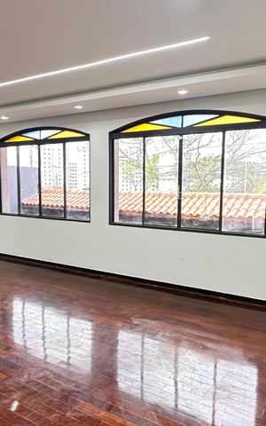 Casa à venda com 250m², 2 quartos e 6 vagas
