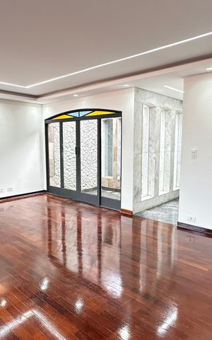 Casa à venda com 250m², 2 quartos e 6 vagas