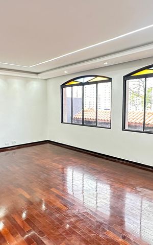 Casa à venda com 250m², 2 quartos e 6 vagas