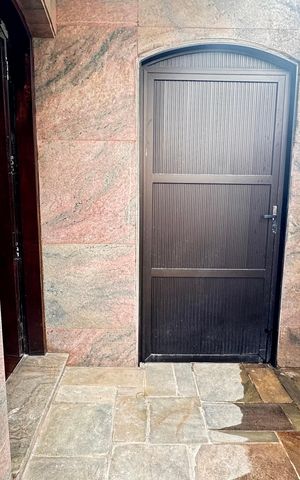Casa à venda com 250m², 2 quartos e 6 vagas