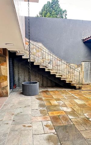 Casa à venda com 250m², 2 quartos e 6 vagas