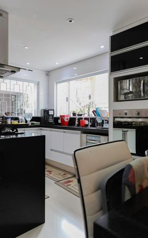 Casa à venda com 700m², 2 quartos e 2 vagas Casa à venda com 700m², 2 quartos e 2 vagasCozinha