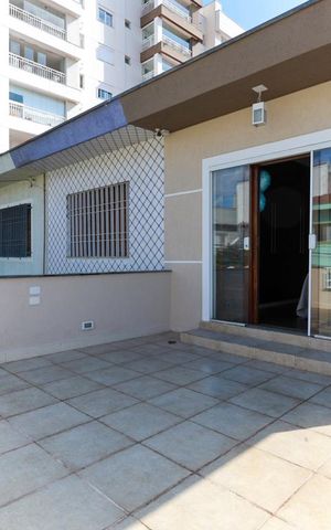 Casa à venda com 700m², 2 quartos e 2 vagas Casa à venda com 700m², 2 quartos e 2 vagasVaranda do quarto