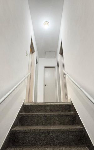 Casa à venda com 162m², 3 quartos e 1 vaga Casa à venda com 162m², 3 quartos e 1 vagaEscada