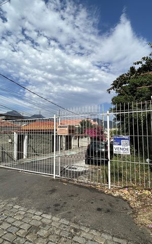 Casa à venda com 75m², 3 quartos e 2 vagasFachada + placa