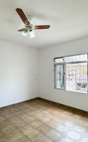 Casa à venda com 136m², 2 quartos e 2 vagas Casa à venda com 136m², 2 quartos e 2 vagasSala