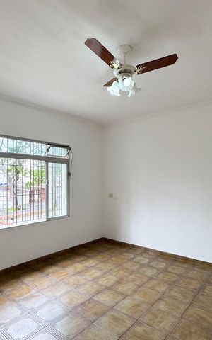 Casa à venda com 136m², 2 quartos e 2 vagas Casa à venda com 136m², 2 quartos e 2 vagasSala