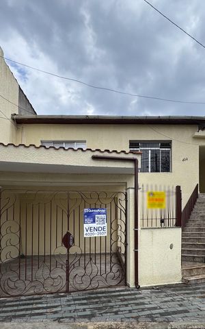 Casa à venda com 136m², 2 quartos e 2 vagas Casa à venda com 136m², 2 quartos e 2 vagasFachada