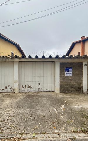 Casa à venda com 150m², 2 quartos e 3 vagas Casa à venda com 150m², 2 quartos e 3 vagasFachada