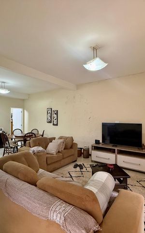 Casa à venda com 150m², 2 quartos e 3 vagas Casa à venda com 150m², 2 quartos e 3 vagasSala