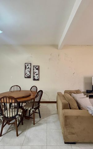 Casa à venda com 150m², 2 quartos e 3 vagas Casa à venda com 150m², 2 quartos e 3 vagasSala