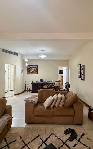 Casa à venda com 150m², 2 quartos e 3 vagas Casa à venda com 150m², 2 quartos e 3 vagasSala