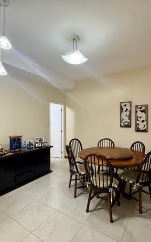 Casa à venda com 150m², 2 quartos e 3 vagas Casa à venda com 150m², 2 quartos e 3 vagasSala