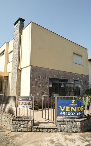 Casa à venda com 306m², 4 quartos e 2 vagasFachada