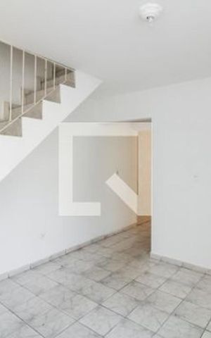 Casa à venda com 220m², 4 quartos e 3 vagas Casa à venda com 220m², 4 quartos e 3 vagasSala- Casa 1