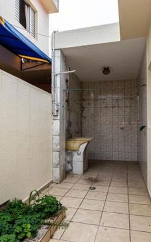 Casa à venda com 220m², 4 quartos e 3 vagas Casa à venda com 220m², 4 quartos e 3 vagasÁrea externa