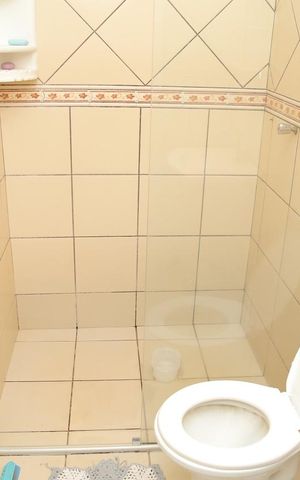 Casa à venda com 340m², 4 quartos e 5 vagas Casa à venda com 340m², 4 quartos e 5 vagasBanheiro social