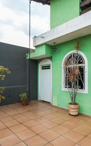 Casa à venda com 384m², 4 quartos e 2 vagas Casa à venda com 384m², 4 quartos e 2 vagasVaranda