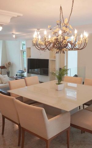Casa de condomínio à venda com 420m², 5 quartos e 3 vagas Casa de condomínio à venda com 420m², 5 quartos e 3 vagasSala de Jantar
