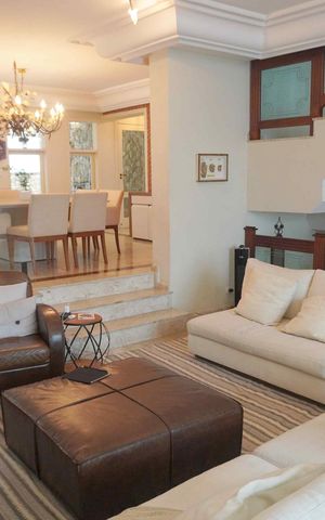 Casa de condomínio à venda com 420m², 5 quartos e 3 vagas Casa de condomínio à venda com 420m², 5 quartos e 3 vagasSala de Estar