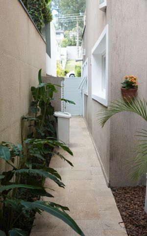 Casa de condomínio à venda com 450m², 4 quartos e 4 vagasCorredor lateral