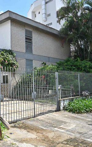 Casa à venda com 317m², 4 quartos e 5 vagasFachada
