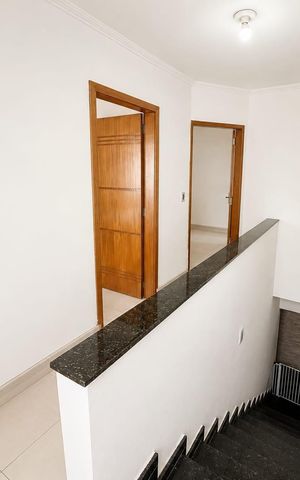 Casa à venda com 160m², 3 quartos e 4 vagas Casa à venda com 160m², 3 quartos e 4 vagasCorredor