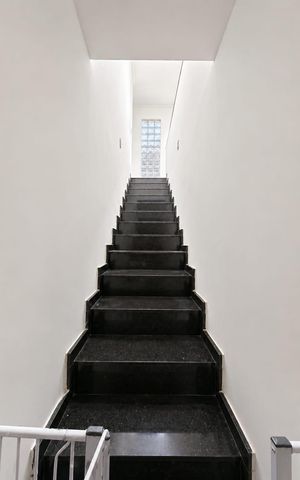 Casa à venda com 160m², 3 quartos e 4 vagas Casa à venda com 160m², 3 quartos e 4 vagasEscada