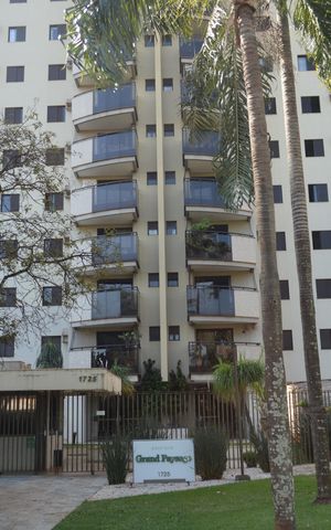 Apartamento para alugar com 131m², 4 quartos e 2 vagasFachada e portaria