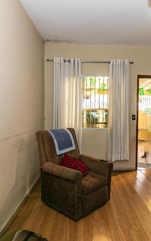 Casa à venda com 85m², 4 quartos e 2 vagas Casa à venda com 85m², 4 quartos e 2 vagasSala