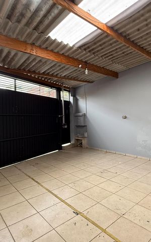Casa à venda com 180m², 3 quartos e 1 vaga Casa à venda com 180m², 3 quartos e 1 vagaGaragem