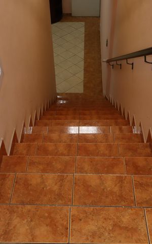 Casa à venda com 416m², 7 quartos e 5 vagasEscada piso superior