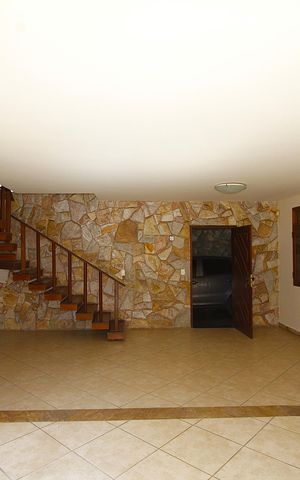 Casa para alugar com 150m², 3 quartos e 2 vagasSala