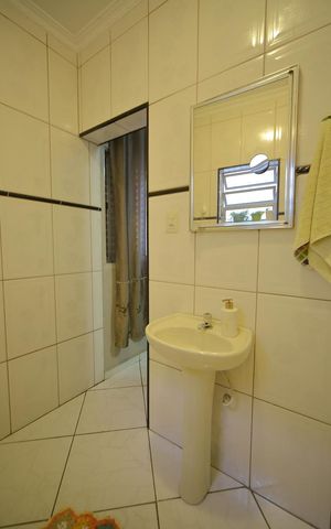 Casa à venda com 160m², 2 quartos e 4 vagasBanheiro da Suíte 1 