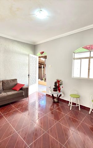 Casa à venda com 300m², 4 quartos e 3 vagas Casa à venda com 300m², 4 quartos e 3 vagasSala