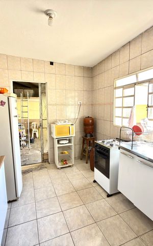 Casa à venda com 300m², 4 quartos e 3 vagas Casa à venda com 300m², 4 quartos e 3 vagasCozinha e Área de Serviço