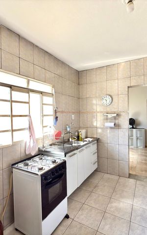 Casa à venda com 300m², 4 quartos e 3 vagas Casa à venda com 300m², 4 quartos e 3 vagasCozinha e Área de Serviço