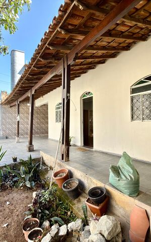 Casa à venda com 300m², 4 quartos e 3 vagas Casa à venda com 300m², 4 quartos e 3 vagasVaranda