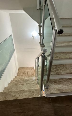 Casa de condomínio à venda com 110m², 3 quartos e 2 vagas Casa de condomínio à venda com 110m², 3 quartos e 2 vagasEscada