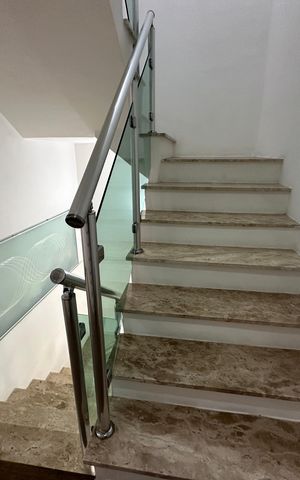 Casa de condomínio à venda com 110m², 3 quartos e 2 vagas Casa de condomínio à venda com 110m², 3 quartos e 2 vagasEscada