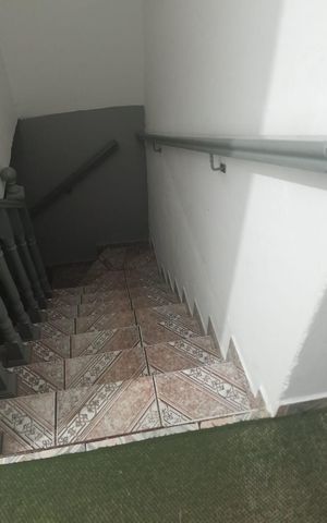 Casa à venda com 249m², 3 quartos e 2 vagas Casa à venda com 249m², 3 quartos e 2 vagasEscada