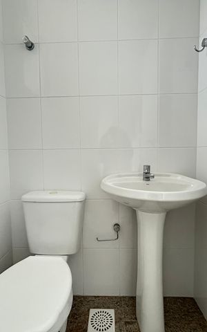 Apartamento para alugar com 95m², 2 quartos e 1 vaga Apartamento para alugar com 95m², 2 quartos e 1 vagaBanheiro da área de serviço