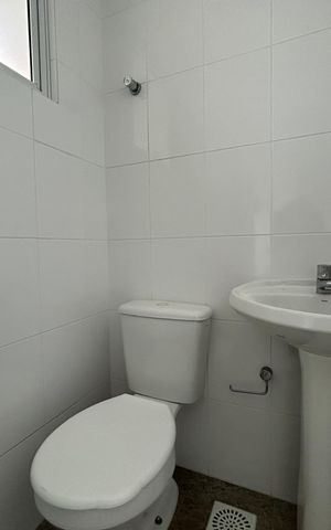 Apartamento para alugar com 95m², 2 quartos e 1 vaga Apartamento para alugar com 95m², 2 quartos e 1 vagaBanheiro da área de serviço