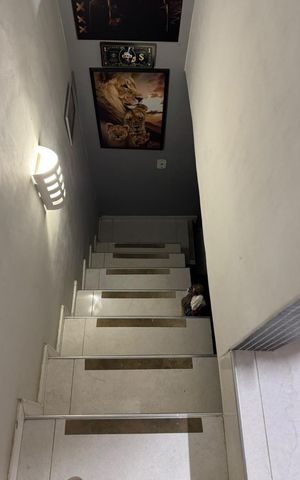 Casa à venda com 88m², 1 quarto e sem vaga Casa à venda com 88m², 1 quarto e sem vagaEscada